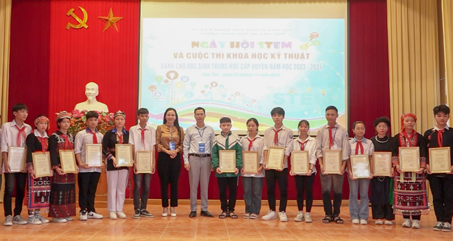 Ban tổ chức trao 18 giải cuộc thi khoa học kỹ thuật dành cho học sinh THCS có sản phẩm xuất sắc.
