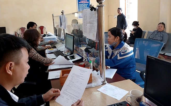 Cán bộ Bộ phận Phục vụ hành chính công xã An Thịnh giải quyết thủ tục hành chính cho người dân.