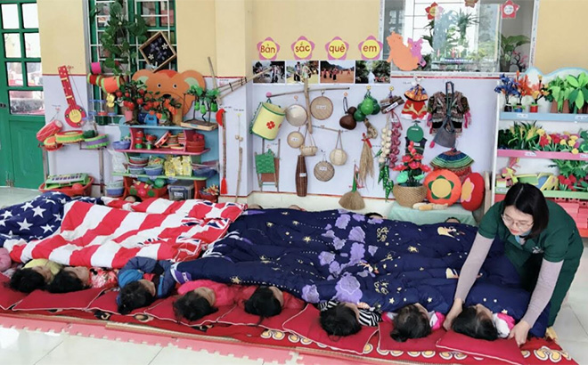 Trẻ được chăm sóc chu đáo trong mùa đông tại Trường Mầm non Nà Hẩu, huyện Văn Yên. (Ảnh minh họa: Thanh Ba)