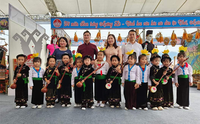 Đồng chí Vũ Thị Hiền Hạnh - Phó Chủ tịch UBND tỉnh cùng lãnh đạo thị xã chụp ảnh lưu niệm với các em thiếu nhi tham gia trình diễn tại các lễ hội.