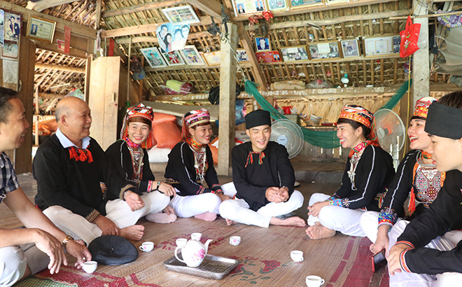 Ông Đặng Hồng Quân truyền dạy bản sắc văn hóa dân tộc Dao cho thế hệ trẻ.