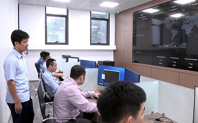Trung tâm giám sát an toàn không gian mạng được lắp đặt tại tòa nhà điều hành đô thị thông minh tỉnh.