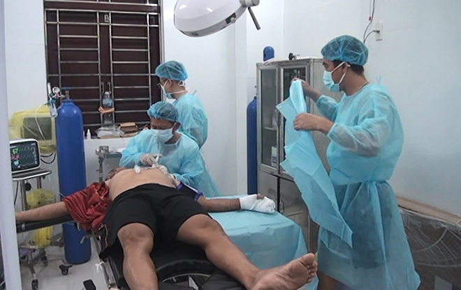 Quân y đảo Sinh Tồn thăm khám, điều trị vết thương cho bệnh nhân Ngô Văn Hải.