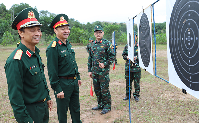 Thiếu tướng Nguyễn Sơn Hà, Phó Chủ nhiệm chính trị Quân khu kiểm tra thực tế kết quả bắn.
