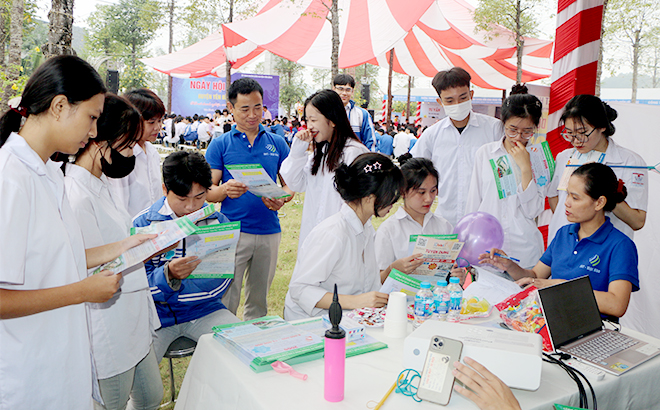 Các em học sinh và người lao động tìm hiểu thông tin tuyển dụng tại Ngày hội việc làm huyện Yên Bình năm 2023.


