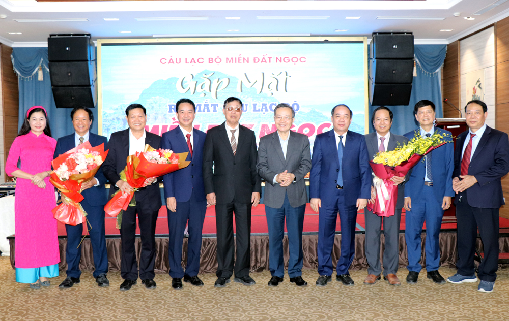 Permanent Deputy Secretary of the Provincial Party Committee, Mr. Ta Van Long, and former provincial leaders present flowers to congratulate the “Land of Gems” Club’s board of directors.
