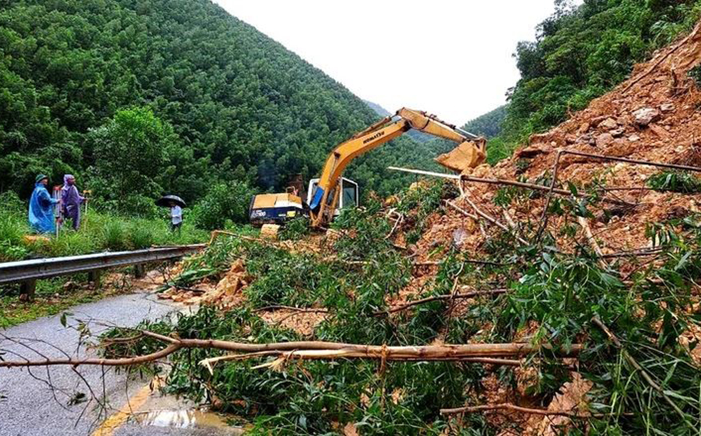 Ðơn vị thi công xử lý sạt lở để thông tuyến Quốc lộ 9C đoạn qua huyện Lệ Thủy, tỉnh Quảng Bình.