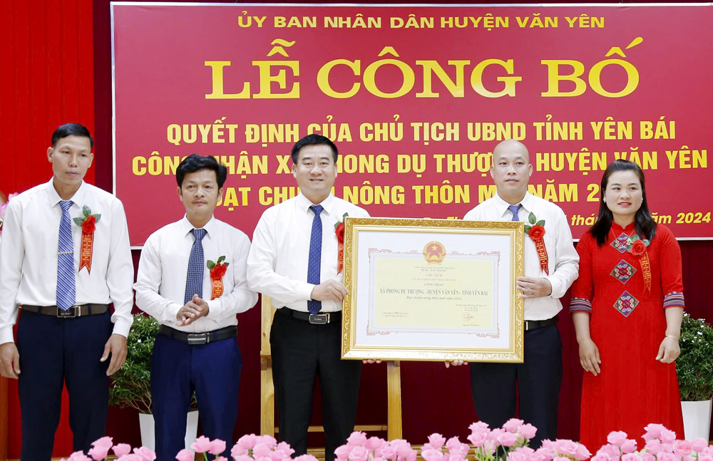 Thừa ủy quyền, đồng chí Hà Đức Anh – Chủ tịch UBND huyện Văn Yên trao bằng công nhận đạt chuẩn nông thôn mới năm 2024 cho xã Phong Dụ Thượng