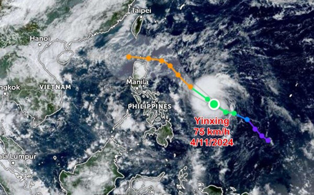 Vị trí hiện tại và đường đi dự báo của bão Yinxing, theo JTWC. Ảnh: Zoom Earth, JMA, JTWC.