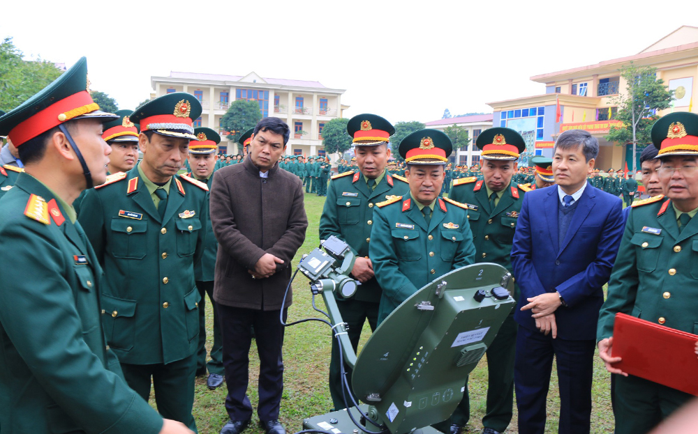 Đại tá Nguyễn Quốc Triệu (thứ 3, phải qua) cùng các đồng chí lãnh đạo UBND tỉnh, Bộ Chỉ huy Quân sự tỉnh tham quan mô hình phục vụ huấn luyện tại Lễ ra quân huấn luyện tỉnh Yên Bái năm 2024.