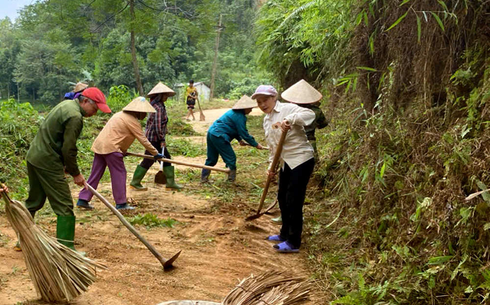 Hội viên Chi hội Phụ nữ thôn Đồng Tâm, xã Phú Thịnh, huyện Yên Bình tham gia vệ sinh đường làng ngõ xóm định kỳ hàng tuần.