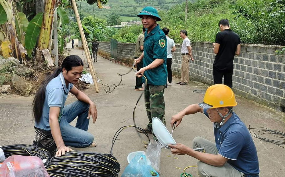 Hội viên cựu chiến binh xã Nghĩa Lộ lắp đặt tuyến đường điện “Thắp sáng đường quê”.