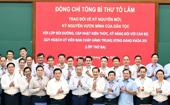 Tổng Bí thư Tô Lâm với các cán bộ, học viên lớp Bồi dưỡng