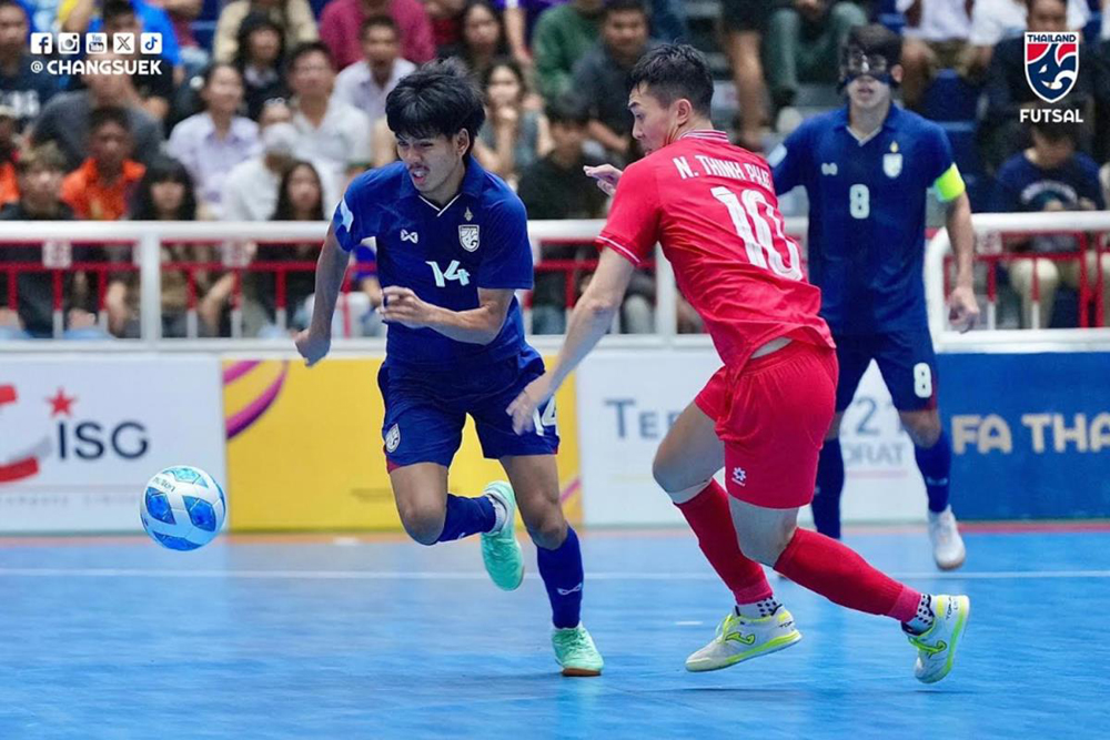 Đội tuyển futsal Việt Nam (giữa) ngược dòng hạ Thái Lan.