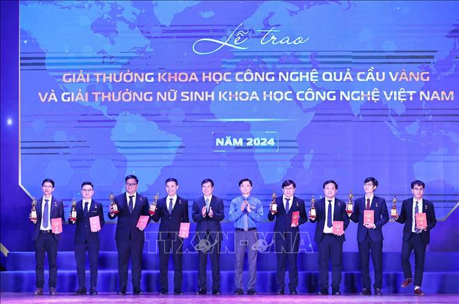 Bí thư Trung ương Đoàn Nguyễn Minh Triết trao Giải thưởng Khoa học công nghệ Quả Cầu Vàng cho các tài năng trẻ.