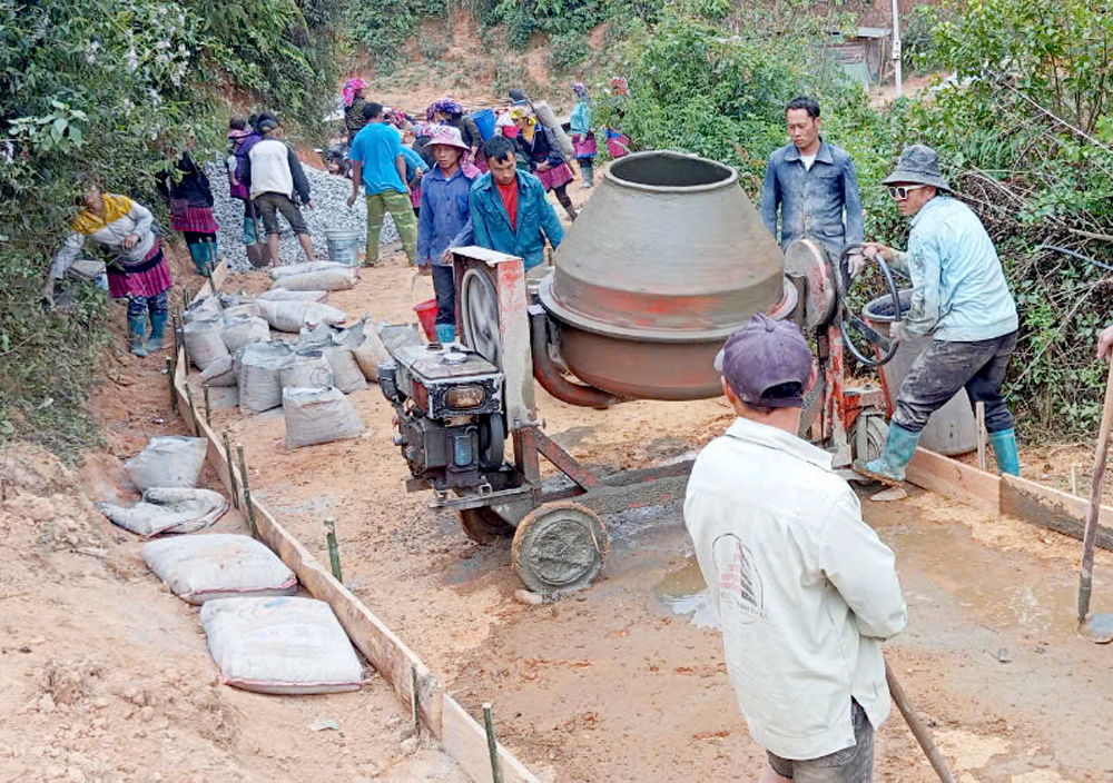 Người dân xã Púng Luông làm đường giao thông nông thôn