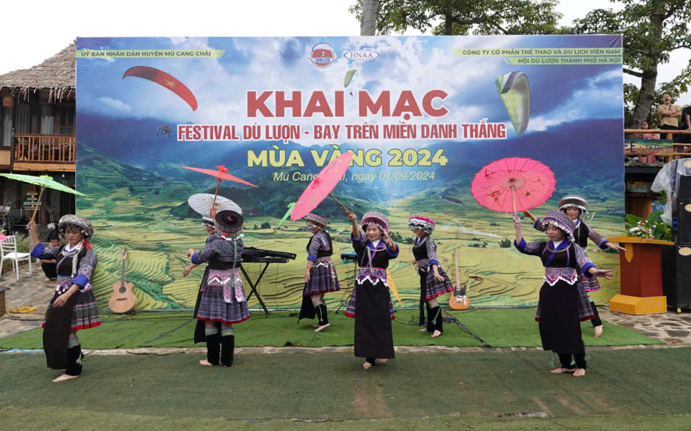 A vibrant performance showcasing Mong cultural heritage at the 2024 Paragliding Festival in Mu Cang Chai.