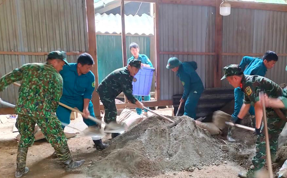 Lực lượng vũ trang huyện Mù Cang Chải tham gia giúp đỡ hộ nghèo xã Mồ Dề xóa nhà tạm năm 2024