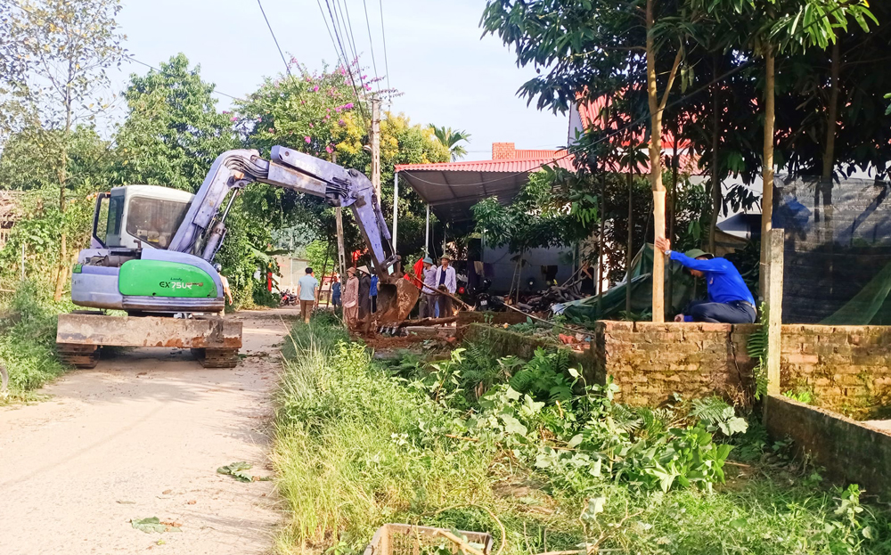 Người dân thôn Làng Chẹo, xã An Thịnh, huyện Văn Yên tích cực tham gia hiến đất, phá dỡ tường rào, chặt cây cối để mở rộng đường GTNT.