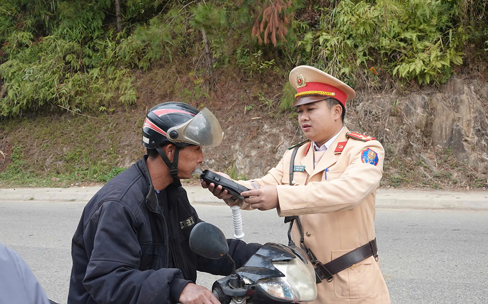 Đội CSGT-TT, Công an huyện Mù Cang Chải ra quân tuần tra, kiểm soát, xử lý vi phạm nồng độ cồn trên địa bàn.