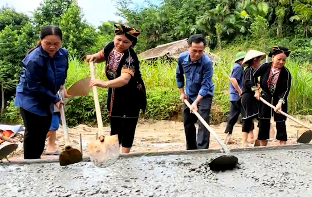 Đồng bào DTTS huyện Yên Bình tích cực tham gia kiến hóa đường giao thông nông thôn, xây dựng NTM. 

