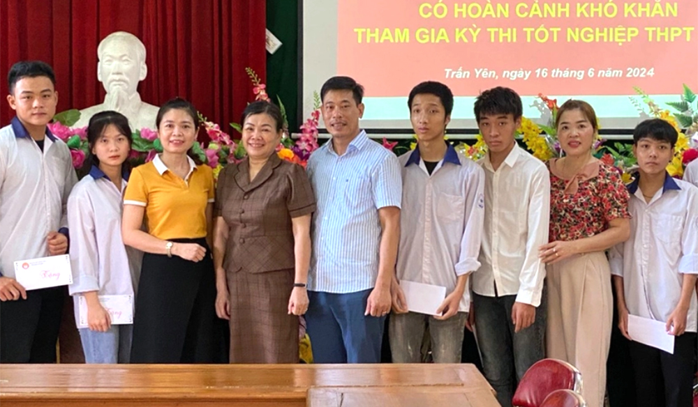 HKH huyện Trấn Yên trao quà cho học sinh khó khăn.