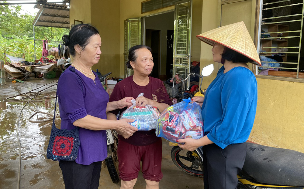 Bà Nguyễn Thị Lan Anh (bên trái) - Tổ trưởng tổ dân phố số 9, phường Yên Ninh, thành phố Yên Bái thăm hỏi, tặng quà hỗ trợ người dân bị ảnh hưởng bởi cơn bão số 3.