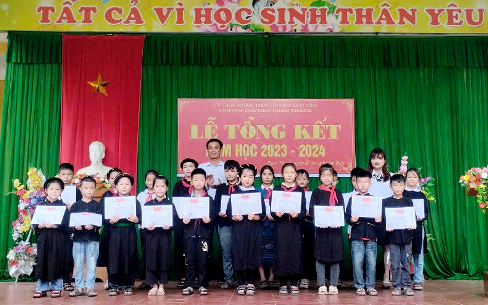 Nhà trường khen thưởng cho học sinh đạt thành tích xuất sắc trong năm học 2023- 2024