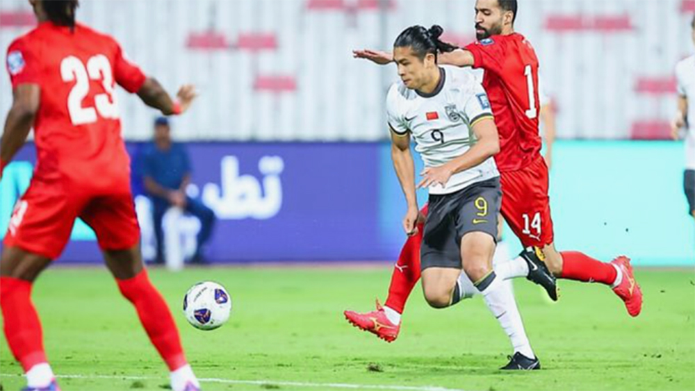 Zhang Yuning (số 9) ghi bàn giúp Trung Quốc giành chiến thắng 1-0 trên sân của Bahrain, thắp lại hy vọng giành vé dự World Cup 2026.