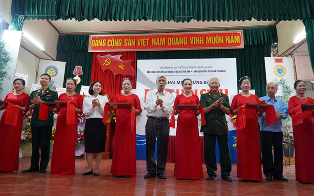 Cắt băng khai mạc trưng bày.