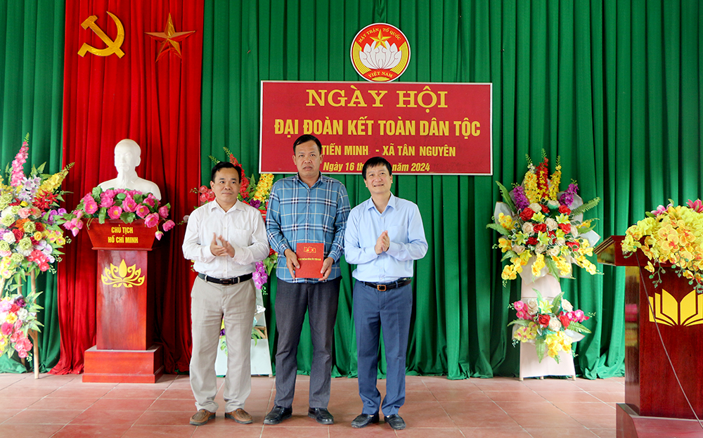 Phó Chánh Văn phòng Tỉnh ủy Nguyễn Hữu Hải tặng quà cho thôn Tiến Minh và trao 39 suất quà cho các hộ nghèo, các hộ gia đình bị thiệt hại do ảnh hưởng của cơn bão số 3 trên địa bàn xã Tân Nguyên