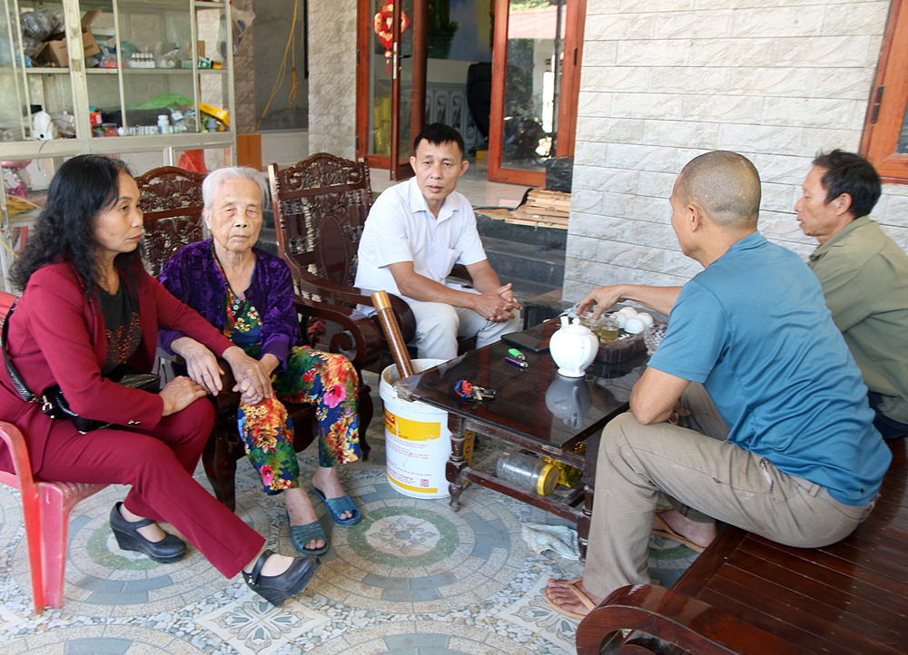 Lãnh đạo Hội Người cao tuổi thành phố Yên Bái trao đổi phương thức hoạt động của CLB với các thành viên CLB Liên thế hệ tự giúp nhau thôn Trấn Ninh, xã Tân Thịnh.