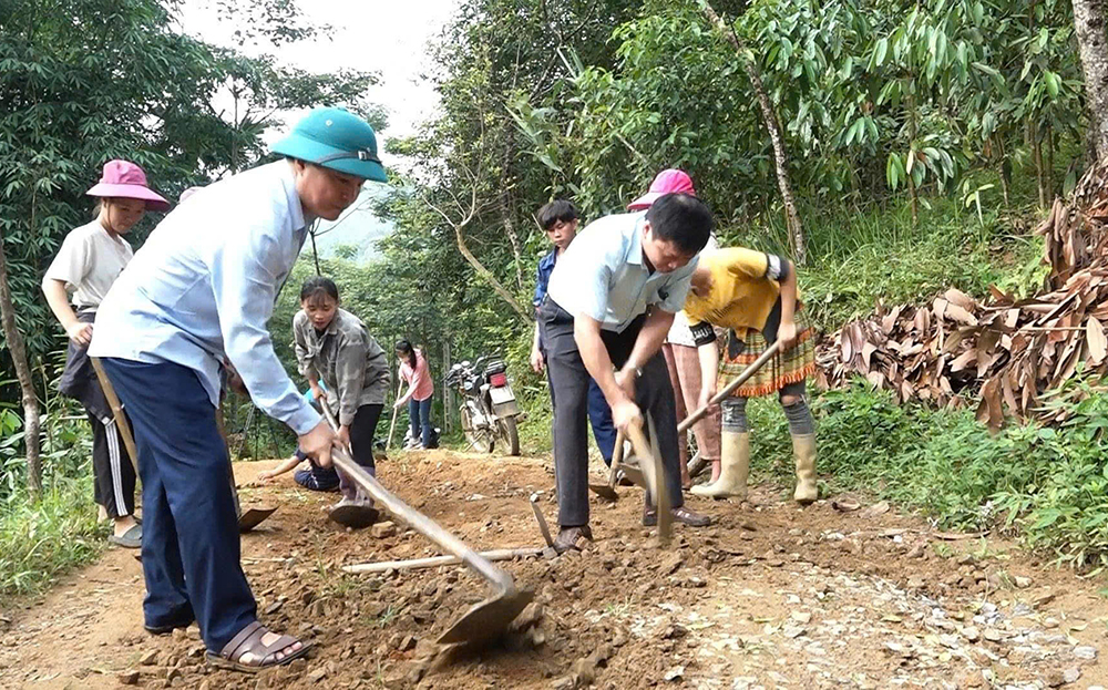 Lãnh đạo Ủy ban MTTQ huyện Văn Yên cùng cán bộ, nhân dân tham gia làm đường giao thông nông thôn trong “Ngày thứ Bảy cùng dân và doanh nghiệp” tại xã Lang Thíp.