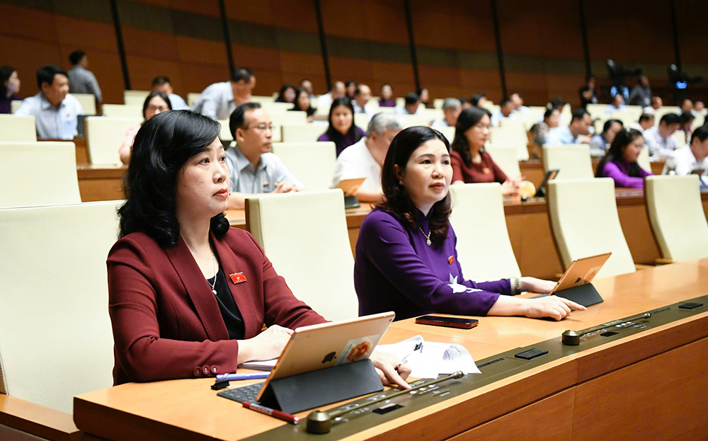 Đại biểu Quốc hội bấm nút thông qua Luật sửa đổi, bổ sung một số điều Luật Dược.