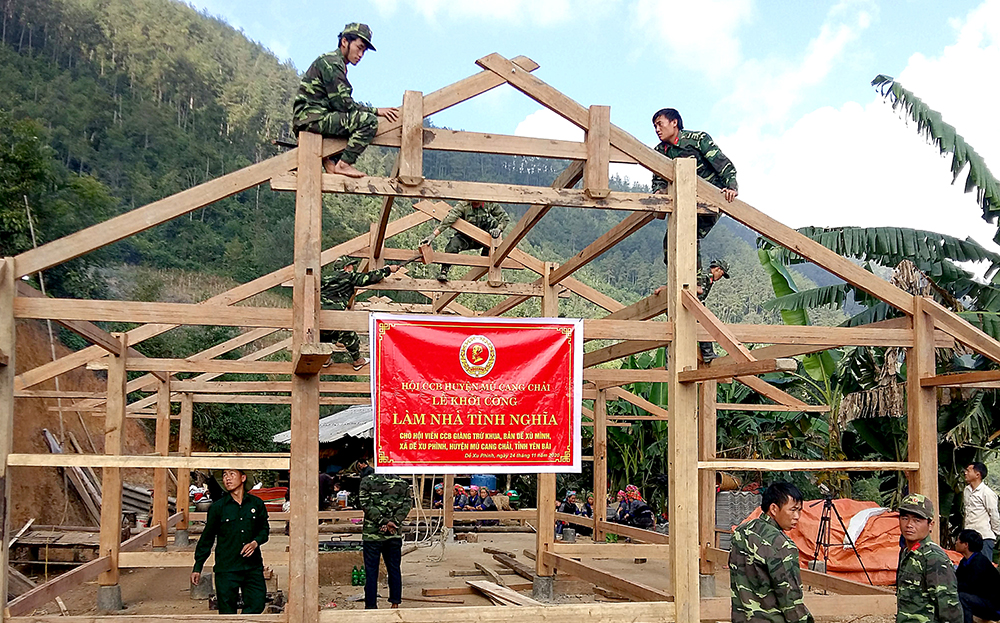 Hội viên cựu chiến binh và người dân hỗ trợ làm nhà tình nghĩa cho cựu chiến binh Giàng Trừ Khua ở bản Dế Xù Mình, xã Dế Xu Phình, huyện Mù Cang Chải.