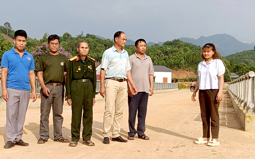 Cựu chiến binh Hà Đình Phương (thứ 3, trái sang) cùng lãnh đạo địa phương tại công trình cầu Đồng Hào qua suối Ngòi Lâu.