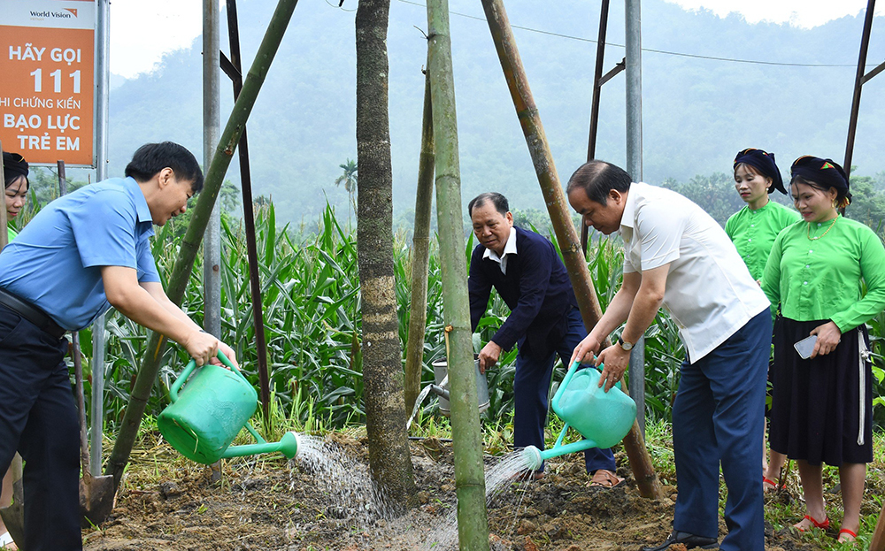 Đồng chí Tạ Văn Long - Phó Bí thư Thường trực Tỉnh ủy, Chủ tịch HĐND tỉnh Yên Bái (áo trắng) dự sinh hoạt Chi bộ và trồng cây tại thôn Khéo Lẹng, xã Lâm Thượng, huyện Lục Yên.