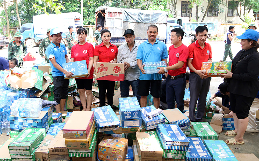 Hội Chữ thập đỏ tỉnh Yên Bái tiếp nhận hàng hóa, nhu yếu phẩm từ đoàn tỉnh Bình Thuận hỗ trợ người dân Yên Bái bị thiệt hại do bão số 3.