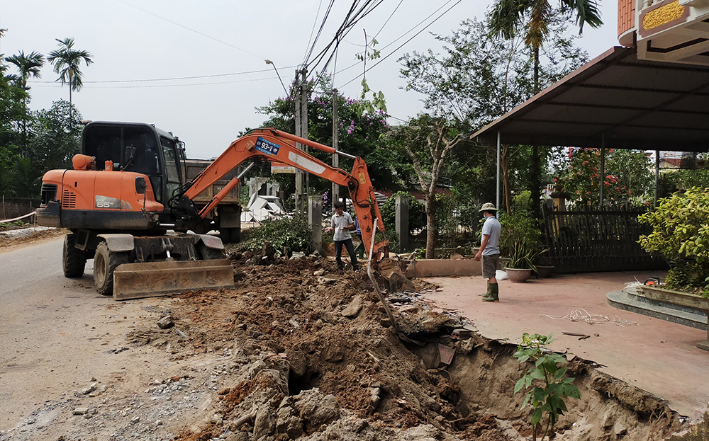 Người dân thôn Phú Mỹ, xã Việt Thành, huyện Trấn Yên phá bỏ tường rào, sân vườn hiến đất mở rộng tuyến tỉnh lộ Yên Bái - Khe Sang.