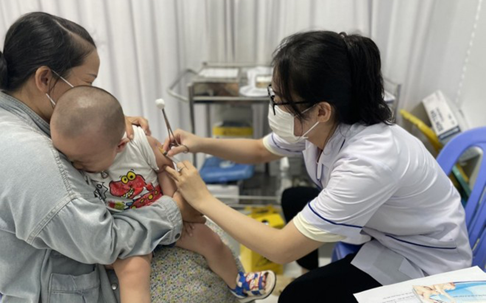 Tiêm vaccine phòng sởi cho trẻ em