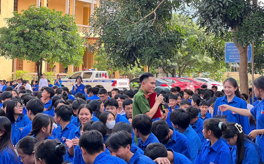 Một buổi tuyên truyền về phòng, chống ma túy được Công an huyện Văn Chấn lồng ghép tổ chức tại Trường THPT Sơn Thịnh.