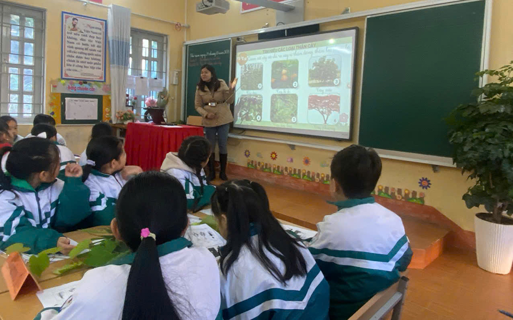 A lesson with teachers and students at Mu Cang Chai Primary and Secondary School, Mu Cang Chai District.