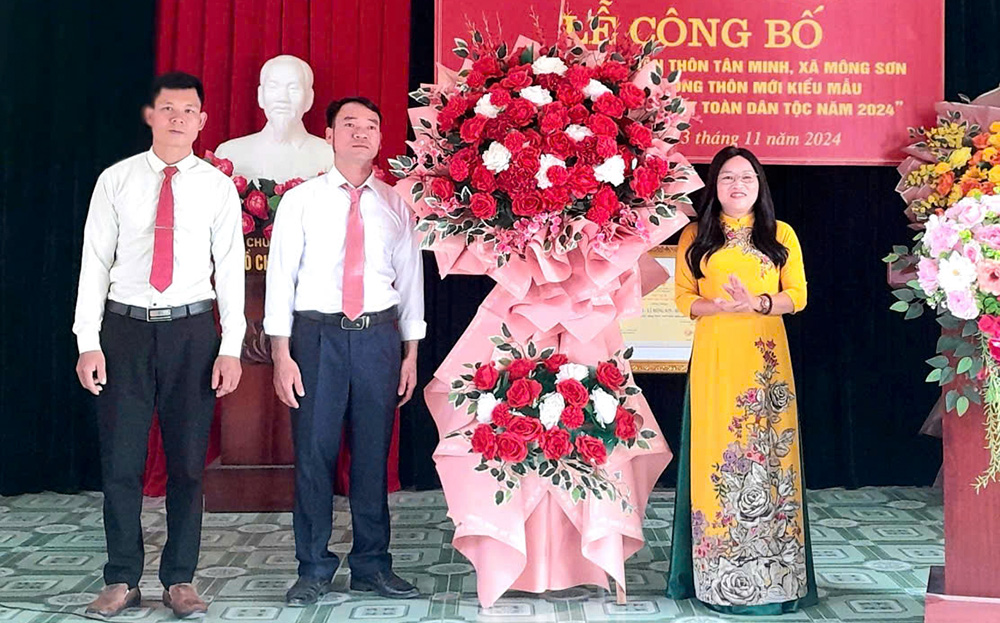 To date, Yen Binh District has added 18 new model NTM villages, bringing the total to 35, achieving 64.3% of the annual plan. (In the image: Leaders of Yen Binh District People's Committee congratulate Tan Minh Village, Mong Son Commune, on achieving model NTM status.)