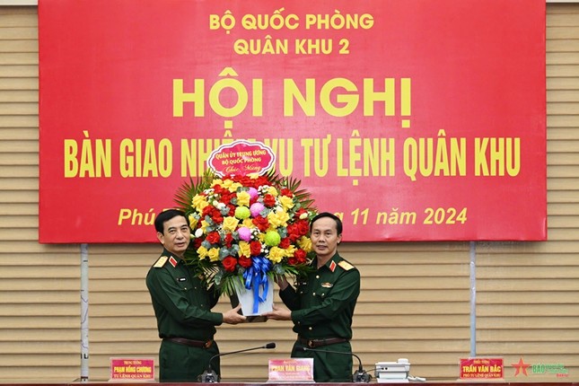 Đại tướng Phan Văn Giang tặng hoa chúc mừng Thiếu tướng Trần Văn Bắc nhận nhiệm vụ mới.