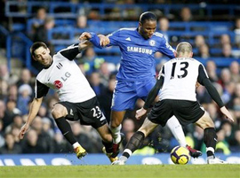 Tiền đạo Didier Drogba (áo xanh) trong vòng vây của các cầu thủ Fulham.