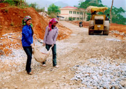 Nhân dân xã Nậm Có (Mù Cang Chải) tham gia làm đường giao thông nông thôn.