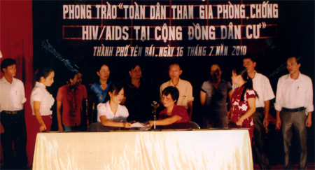 Ký cam kết phòng chống HIV/AIDS tại cộng đồng dân cư. (Ảnh: Quỳnh Nga)