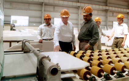 Dự án chế biến khoáng sản của Công ty cổ phần Đá cẩm thạch R.K là dự án đầu tư nước ngoài có hiệu quả tại Yên Bái.
Ảnh: Lãnh đạo huyện Lục Yên và Công ty kiểm tra sản phẩm đá xẻ tại nhà máy.


