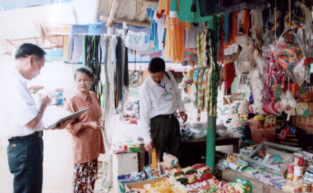 Cán bộ thuế huyện Mù Cang Chải kiểm tra các hộ kinh doanh tại chợ huyện. (Ảnh: Quang Thiều)
