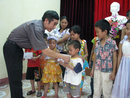 Lãnh đạo phường Nguyễn Thái Học (thành phố Yên Bái) tặng quà các cháu thiếu niên, nhi đồng tại buổi gặp mặt trẻ em bị ảnh hưởng bởi HIV/AIDS nhân dịp tết Trung thu 2010.